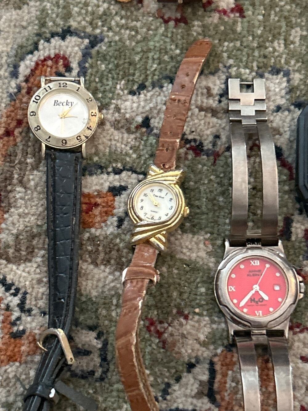 Lot of 22 Watches for parts and repairs (some functuon)